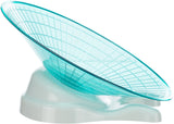 Transparente, blaue Schüssel auf weißem, wellenförmigem Standfuß, Seitenansicht mit Gittermuster.