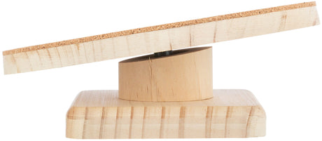 Holzvorrichtung mit geneigter, rechteckiger Platte auf rundem Sockel, Korkoberfläche sichtbar.