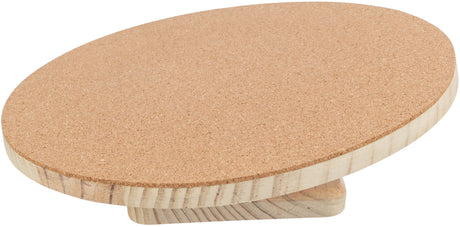Runde Scheibe aus Kork auf einem abgeschrägten Sockel aus Holz, die als Balance-Board dient.