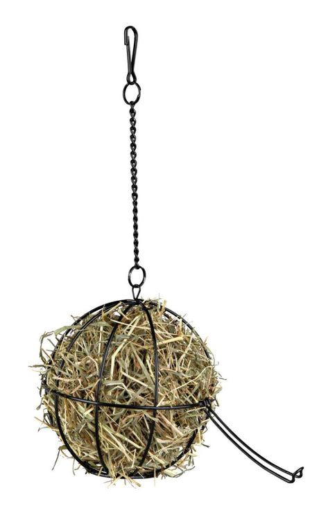 Drahtkugel mit Heu gefüllt, an einer schwarzen Kette mit Haken hängend, vor weißem Hintergrund.