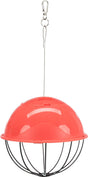 Roter, halbkreisförmiger Futterball mit schwarzem Metallgitter und silbernem Karabinerhaken zum Aufhängen.