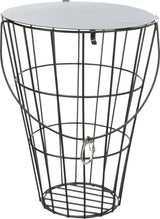 Schwarzer Drahtkorb mit flachem, rundem Deckel und einem Haken vorne, offene Gitterstruktur, Metalloptik.