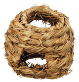 Geflochtene Struktur aus Naturmaterialien mit Öffnungen, beige Farbe, geeignet als natürliche Dekoration oder Unterschlupf.