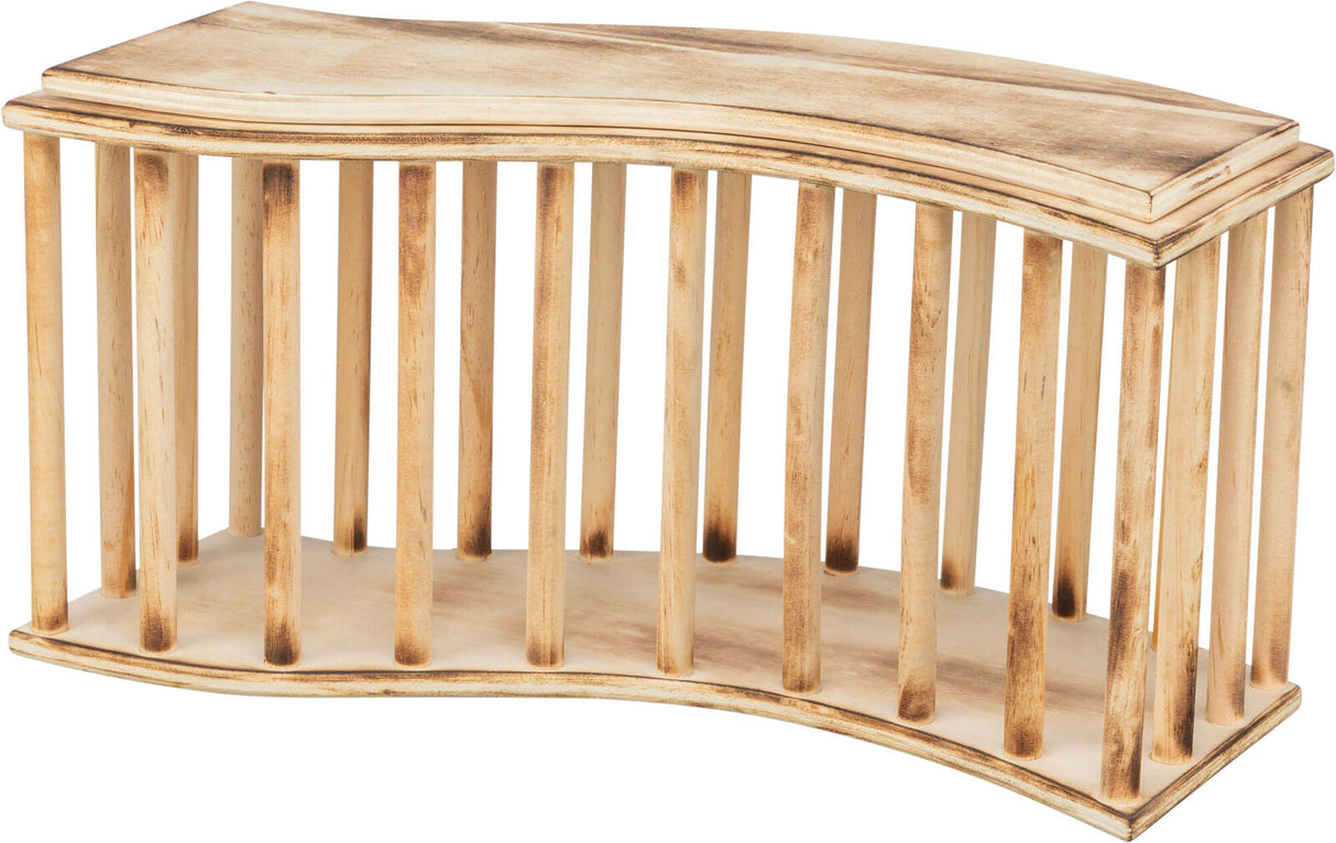 Holzregal in geschwungener Form mit parallelen Stäben und naturbelassener, heller Holzmaserung.