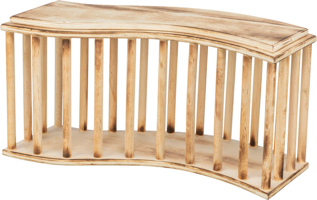 Holzregal in geschwungener Form mit parallelen Stäben und naturbelassener, heller Holzmaserung.