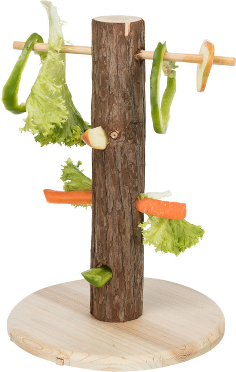 Holzstamm auf rundem Sockel, an dem verschiedene Gemüsesorten wie Salatblätter und Karotten befestigt sind.