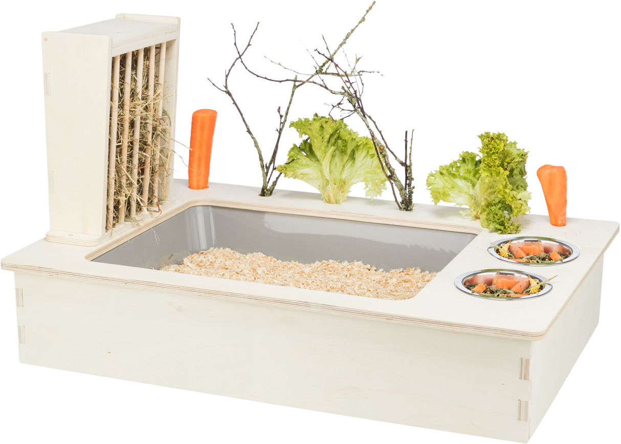 Holzkiste mit integriertem Futterbereich mit Möhren, Salat, Ästen und Heu sowie zwei runde Futterschalen.