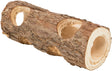 Holzstamm mit natürlicher Rinde und mehreren ovalen Öffnungen, liegend in einer diagonalen Position.