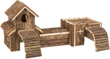 Holzspielzeughaus mit zwei verbundenen Häuschen aus Naturholz, Rindenoptik, Rampen auf beiden Seiten.