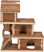 Holzhaus mit drei Ebenen, Naturholzoptik, rechteckige Öffnungen und Ast als Brücke, Baumstammdesign.