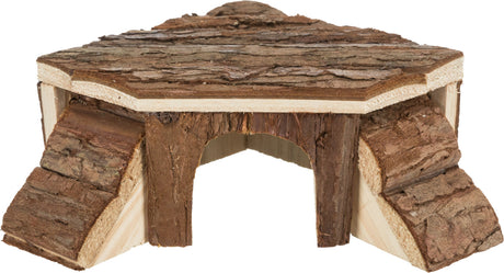 Kleine hölzerne Hütte mit Borkenstruktur, dreieckige Form, zwei schräge Rampen und ein runder Eingang.