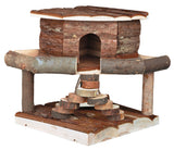 Ebenes Holzhaus mit offener Tür, umgeben von kleinen Baumstämmen und Zweigen auf mehreren Plattformen.