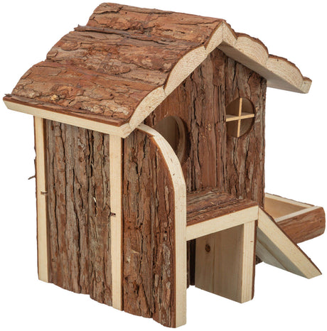 Holzhaus mit Baumrindenverkleidung, runde Fensteröffnung und kleine Rampe an der Seite, rustikales Design.