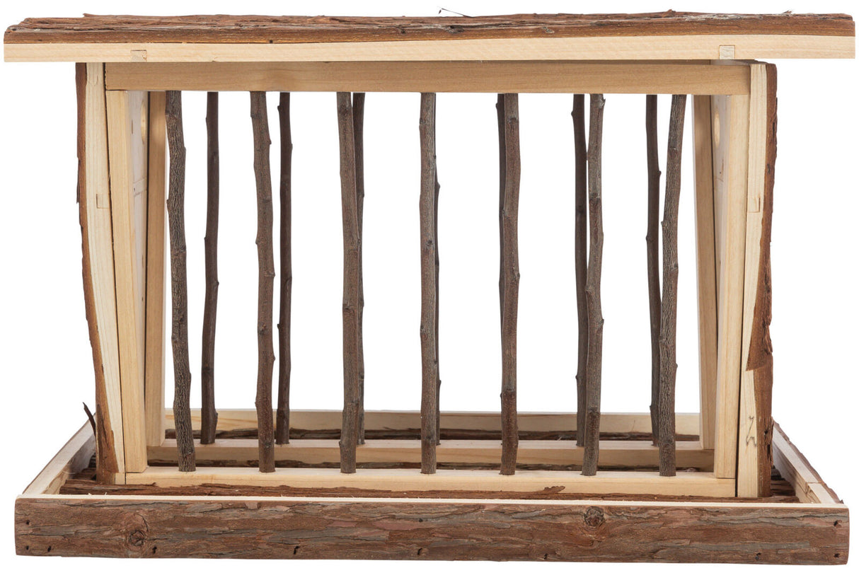 Holzkonstruktion mit dünnen Zweigen als Wände und Holzleisten als Boden und abgerundetes Dach.