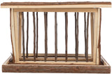 Holzkonstruktion mit dünnen Zweigen als Wände und Holzleisten als Boden und abgerundetes Dach.