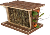 Holzrahmen mit Ästen und Heu gefüllt, dekoriert mit grünen Blättern und orangefarbenen Möhrenstücken.