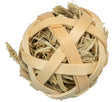 Kugel aus geflochtenem Holzband mit gefülltem getrocknetem Heu und herausragendem Grashalm.
