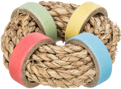 Geflochtener Ring aus Naturfasern mit bunten Papierstreifen in Rot, Grün, Gelb und Blau umwickelt.