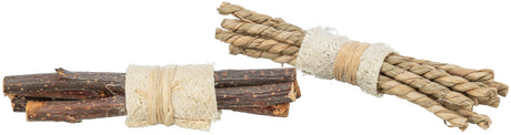 Zwei Bündel aus naturfarbenen Zweigen und Fasern, locker mit hellen Schnüren zusammengebunden.
