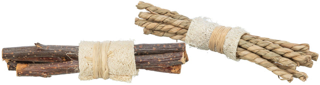 Zwei Bündel aus naturfarbenen Zweigen und Fasern, locker mit hellen Schnüren zusammengebunden.