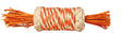 Ein gedrehter Zylinder aus beige und orange geflochtenem Material mit Fransen an beiden Enden.