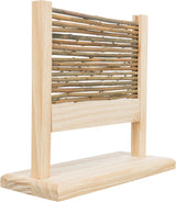 Holzgestell mit Naturzweigen in einem rechteckigen Rahmen, auf stabiler Basis montiert.