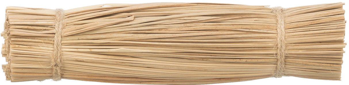 Gebündelter Strohbündel in natürlicher, hellbrauner Farbe, horizontal ausgerichtet, mit Bindfäden an beiden Enden.
