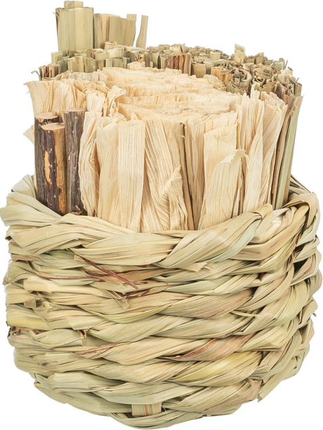 Ein rundes, naturfarbenes Geflecht aus Pflanzenteilen in Schichten angeordnet, mit verdrehten Halmen.