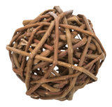 Geflochtener Ball aus naturbelassenen, braunen Zweigen, unregelmäßige Struktur, runde Form, sichtbar offen.