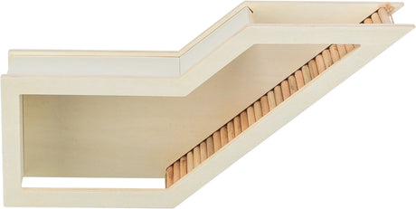 Holzregal in Z-Form mit offener Vorderseite und vertikalen, gerillten Strukturen an der Unterkante.