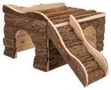 Holzhütte mit Rindenverkleidung und Rampen, rechteckige Öffnungen auf beiden Seiten, natürliche Holzfarbe.