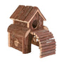Kleines Holzhaus mit Rinde, Fenster, Tür und gebogener Holzbrücke, natürlicher brauner Farbton.