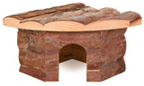 Kleines, rustikales Häuschen aus Holz mit einer gewölbten Öffnung und einer Dachstruktur aus Rinde.