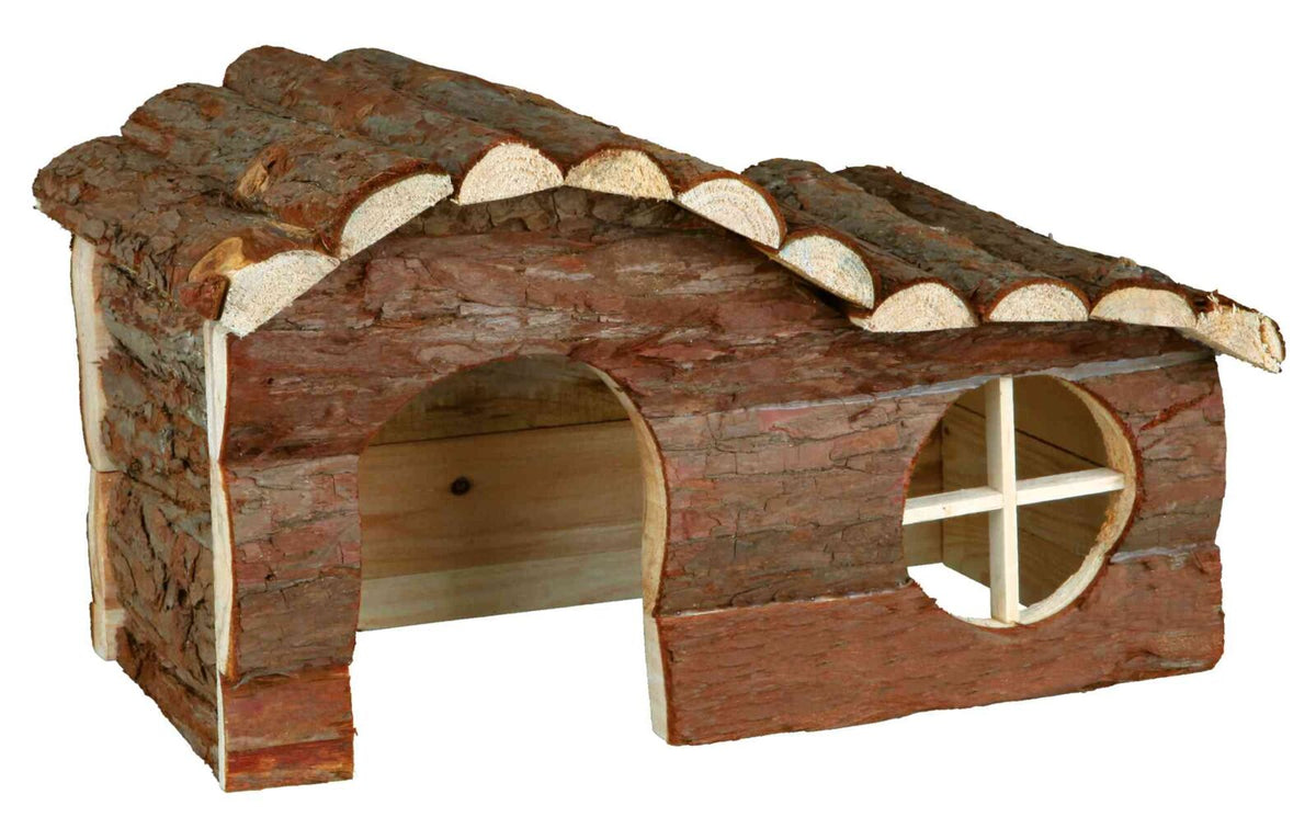 Holzhaus mit gebogenem Dach aus Rindenstücken, einem runden Fenster und einem Eingang in natürlichem Braun.