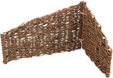 Brauner geflochtener Sichtschutz aus Holz in L-Form mit grobem Muster.