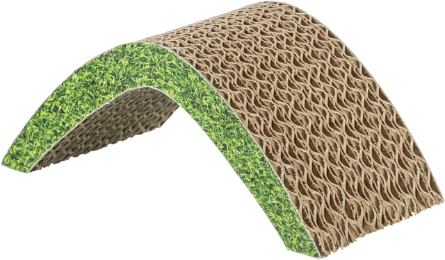 Gewölbter Kartonkratzer in natürlicher Farbe mit grünen Rändern, die Gras imitieren.