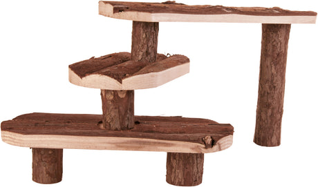 Holzpodest mit drei übereinander angeordneten Ebenen und natürlichen Baumrindenstrukturen.