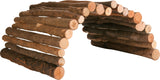 Holzbogen aus naturbelassenen Rundstäben, unregelmäßig angeordnet, bildet eine gebogene Struktur.