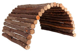 Gewölbte Struktur aus parallel geschichteten, holzfarbenen Ästen, die eine offene Höhlenform bilden.