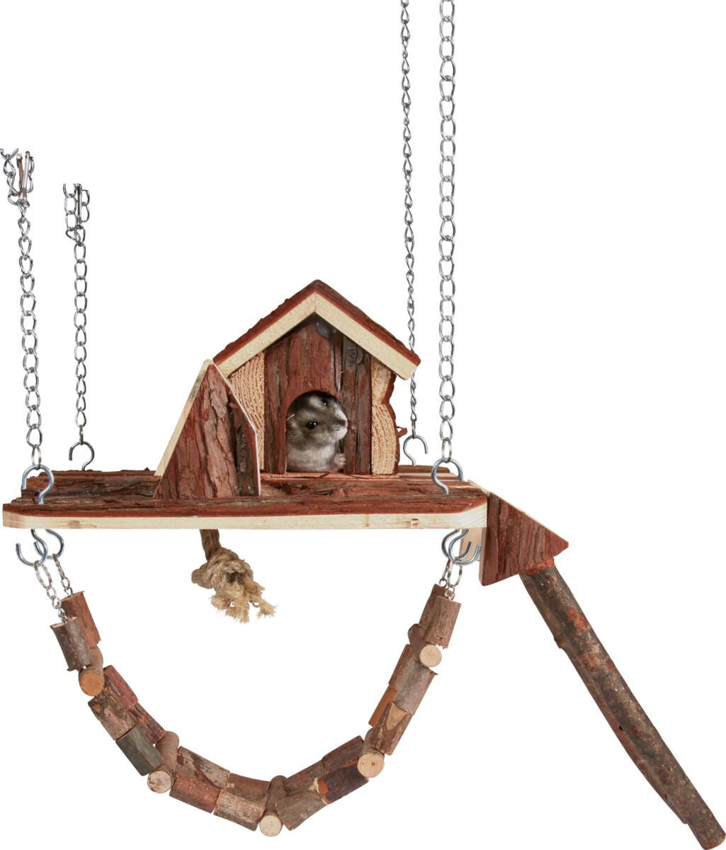 Hängendes Holzspielzeug mit kleiner Holzhütte und Schaukel, dort sitzt ein kleines Tier in der Öffnung.