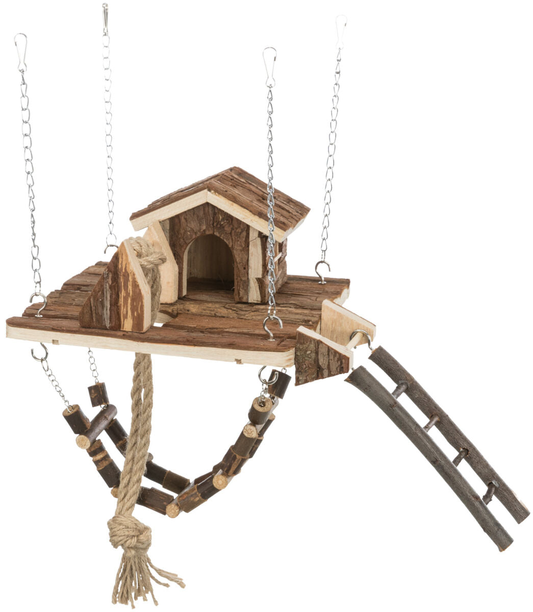 Hängendes hölzernes Spielhaus für Kleintiere mit Leiter, Kletterseil und geflochtenen Ketten, naturbelassen.
