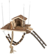 Hängendes hölzernes Spielhaus für Kleintiere mit Leiter, Kletterseil und geflochtenen Ketten, naturbelassen.