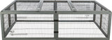 Grau geformtes Gittergehege mit quadratischer Grundstruktur und Drahtgitterabdeckung.