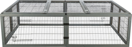 Grau geformtes Gittergehege mit quadratischer Grundstruktur und Drahtgitterabdeckung.