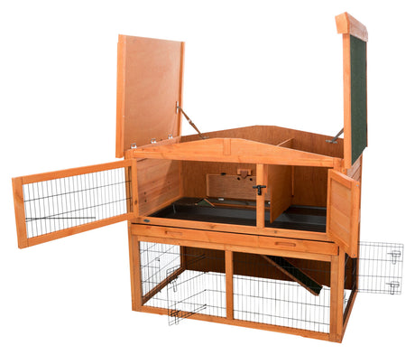 Holzstall mit Gittern, Klappen und Türen geöffnet, zeigt Innenbereich mit dunklen Einsätzen.