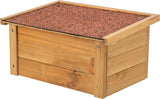 Holzbox mit rechteckiger Form, flachem Dach aus rotem Granulatmaterial, sichtbaren Schrauben an den Ecken.
