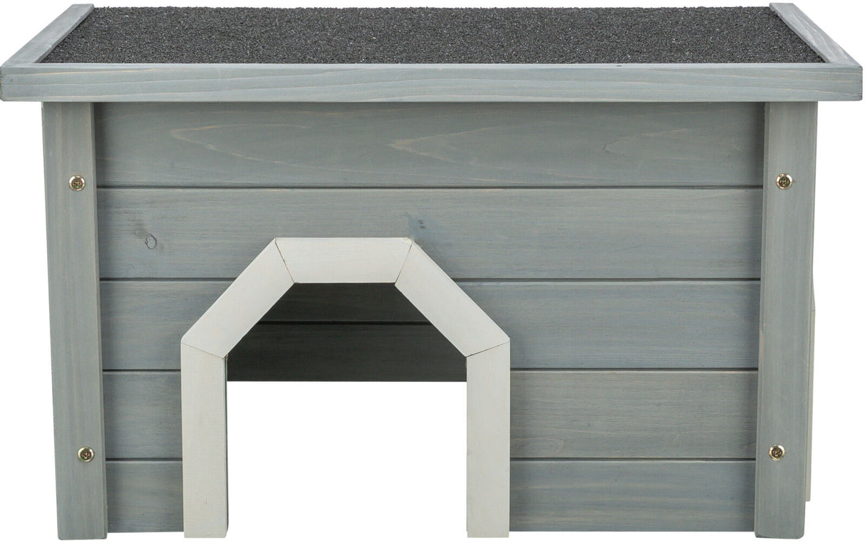 Graues Holzhaus mit schwarzem Dach, rechteckiger Eingang unten in der Mitte, horizontalen Planken an den Seiten.