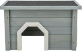 Graues Holzhaus mit schwarzem Dach, rechteckiger Eingang unten in der Mitte, horizontalen Planken an den Seiten.