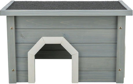 Graues Holzhaus mit schwarzem Dach, rechteckiger Eingang unten in der Mitte, horizontalen Planken an den Seiten.