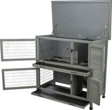 Grauer, hölzerner Käfig mit zwei Türen und einem ausziehbaren Boden, Oberteil geöffnet, Gitterabschnitte sichtbar.